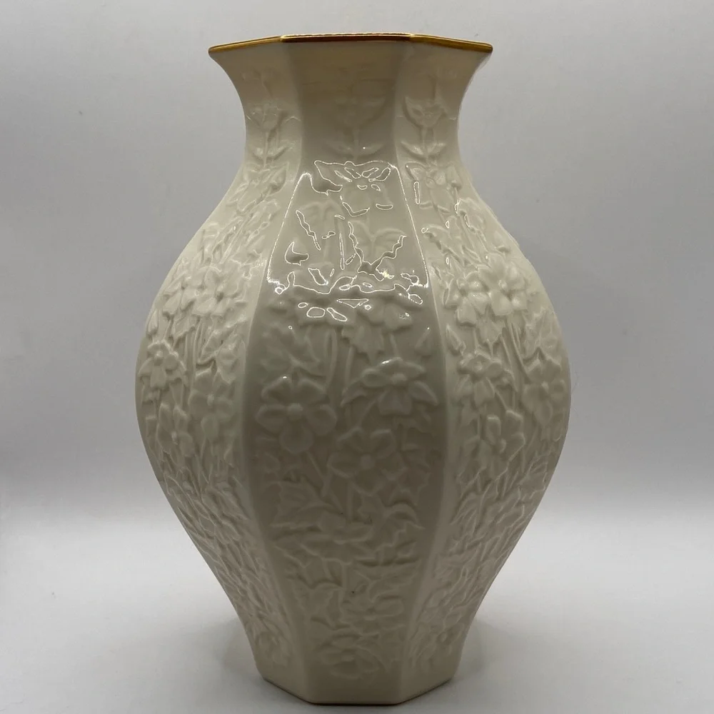Vintage Lenox Porcelain Vase With 25K Gold Trim Garden Collection
